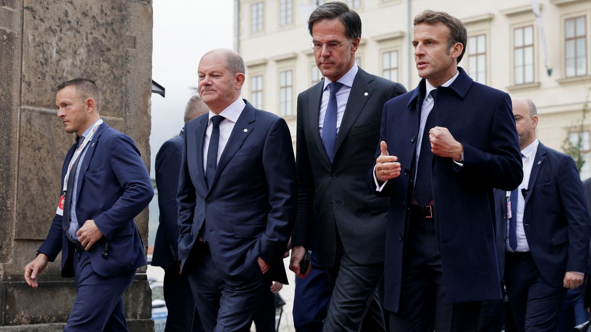 Macron, Scholz a Rutte přišli na Hrad společně pěšky